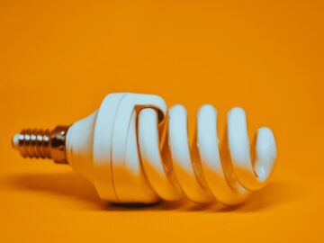 a florescent light bulb laying on its side